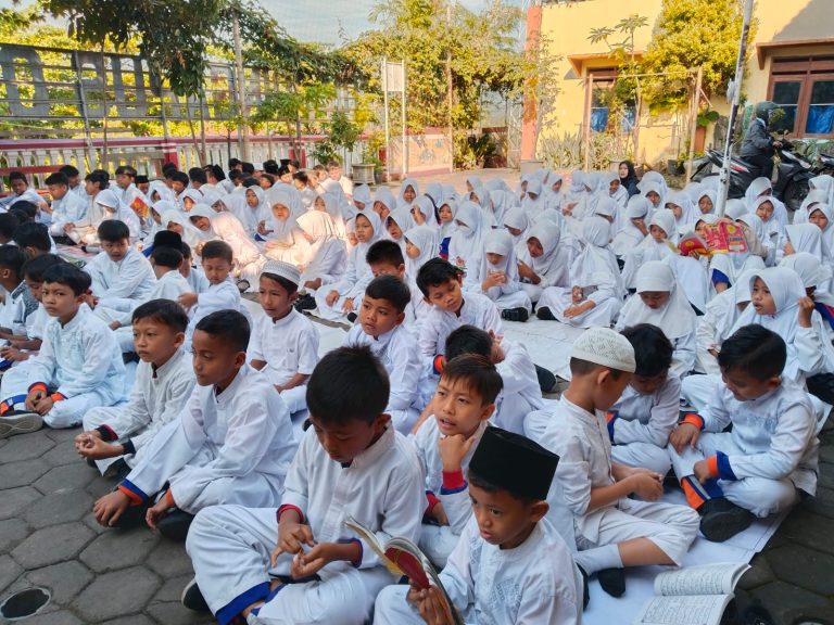 Pembiasaan tadarus pagi setiap hari jumat